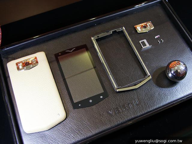 Vertu Constellation奢華手機 19.9萬「平價」登台