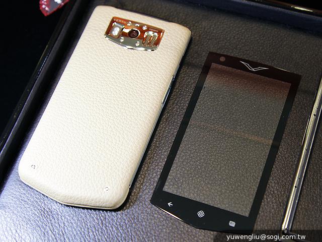 Vertu Constellation奢華手機 19.9萬「平價」登台