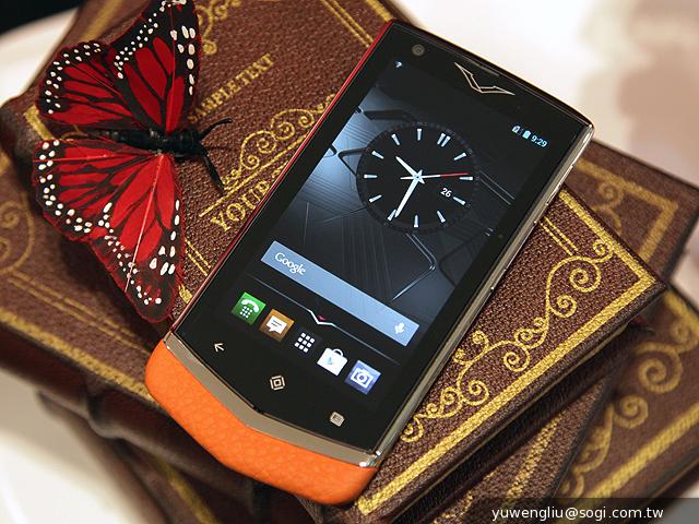 Vertu Constellation奢華手機 19.9萬「平價」登台