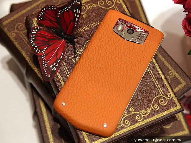 Vertu Constellation奢華手機 19.9萬「平價」登台