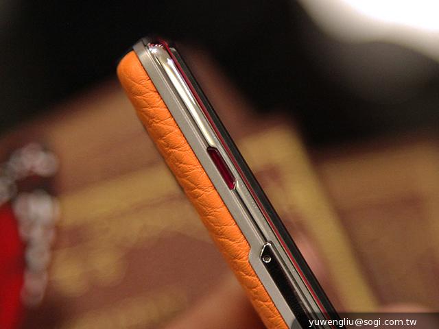 Vertu Constellation奢華手機 19.9萬「平價」登台