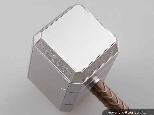 讓索爾幫手機充電 InfoThink雷神之鎚行動電源