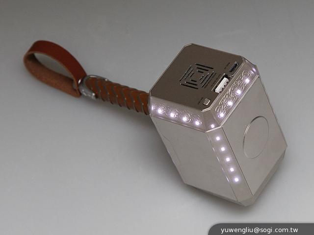 讓索爾幫手機充電 InfoThink雷神之鎚行動電源