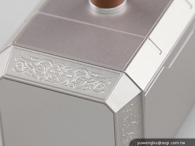 讓索爾幫手機充電 InfoThink雷神之鎚行動電源