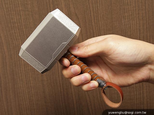 讓索爾幫手機充電 InfoThink雷神之鎚行動電源