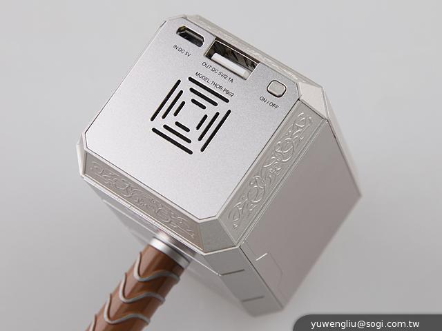 讓索爾幫手機充電 InfoThink雷神之鎚行動電源