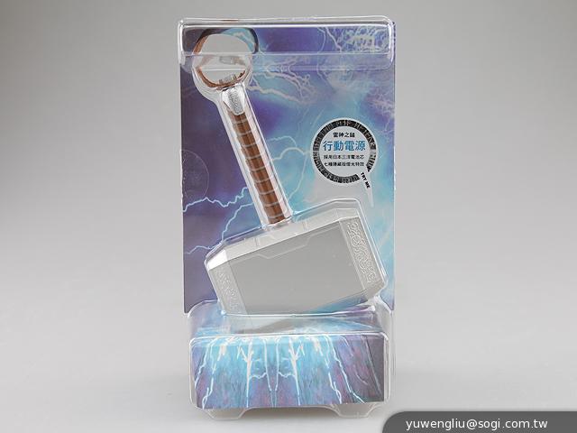讓索爾幫手機充電 InfoThink雷神之鎚行動電源