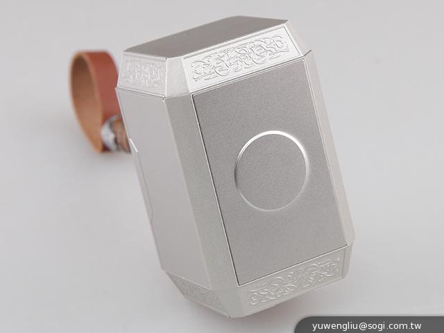 讓索爾幫手機充電 InfoThink雷神之鎚行動電源