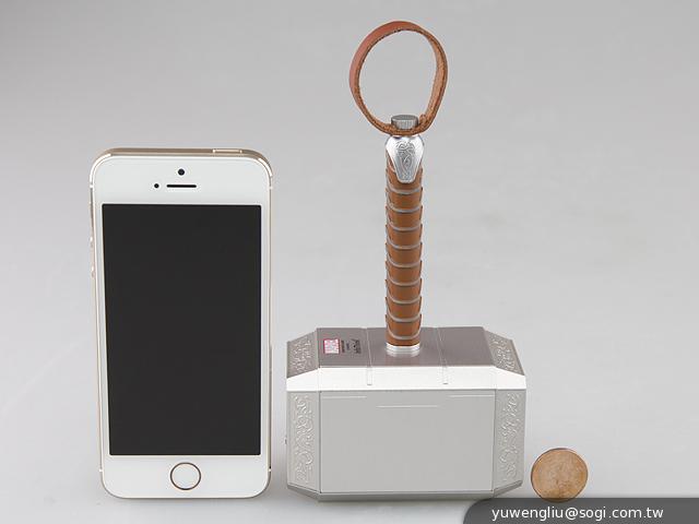 讓索爾幫手機充電 InfoThink雷神之鎚行動電源