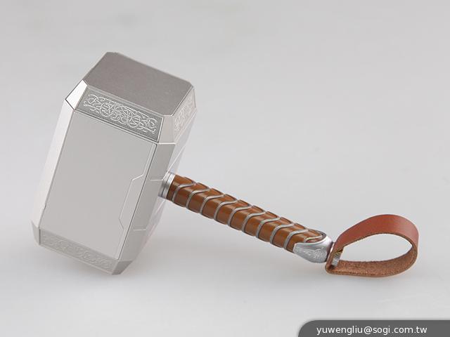 讓索爾幫手機充電 InfoThink雷神之鎚行動電源