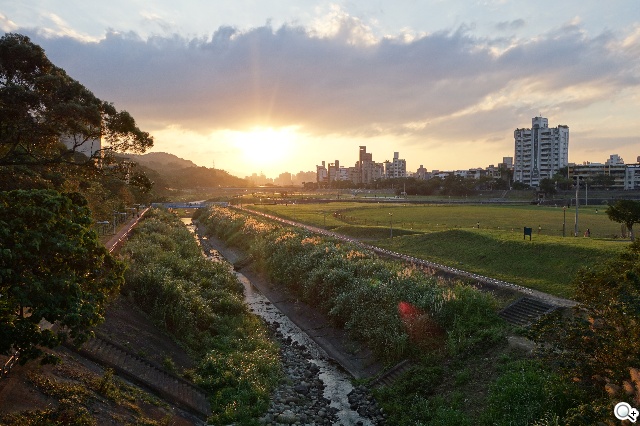 索尼QX100相機 20.2MP外掛手機 化身專業攝手