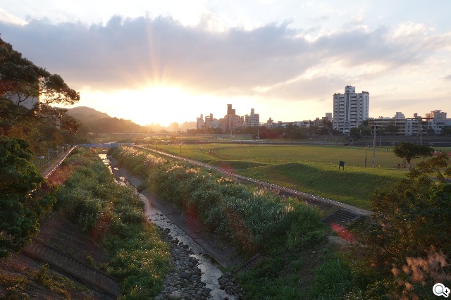 索尼QX100相機 20.2MP外掛手機 化身專業攝手