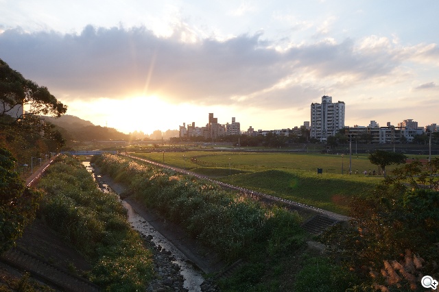 索尼QX100相機 20.2MP外掛手機 化身專業攝手