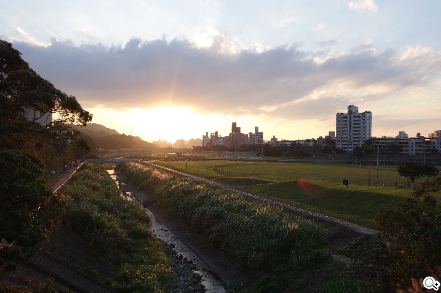 索尼QX100相機 20.2MP外掛手機 化身專業攝手