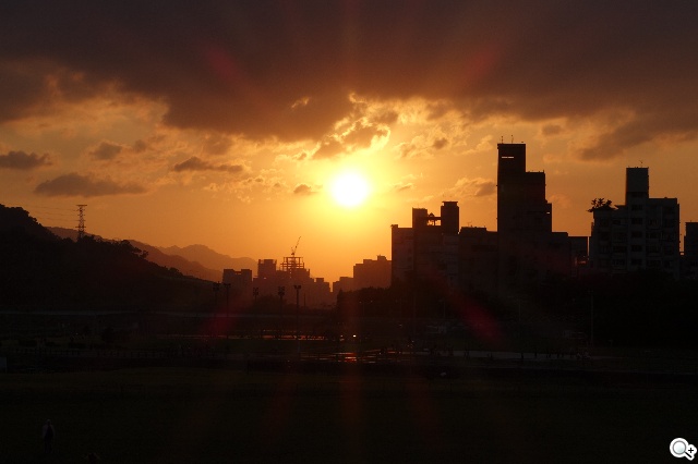 索尼QX100相機 20.2MP外掛手機 化身專業攝手