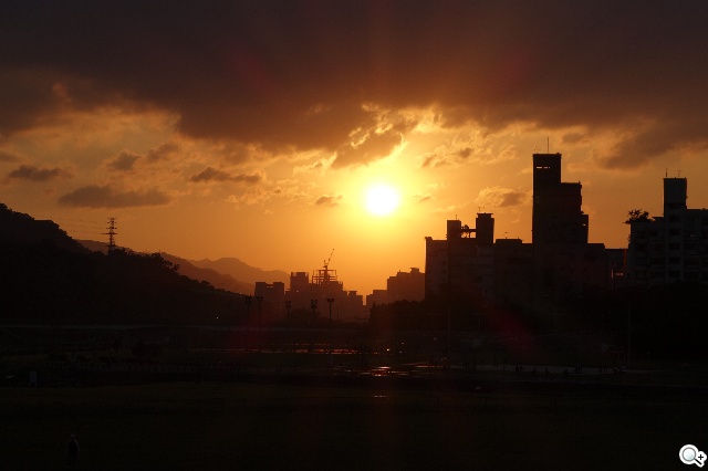 索尼QX100相機 20.2MP外掛手機 化身專業攝手