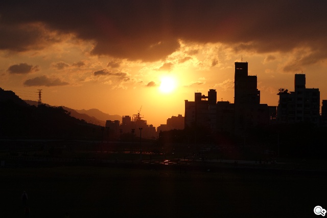 索尼QX100相機 20.2MP外掛手機 化身專業攝手