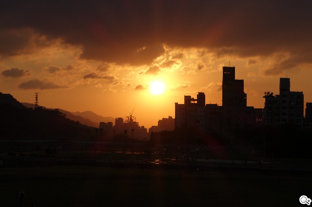 索尼QX100相機 20.2MP外掛手機 化身專業攝手