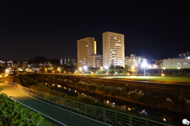 索尼QX100相機 20.2MP外掛手機 化身專業攝手