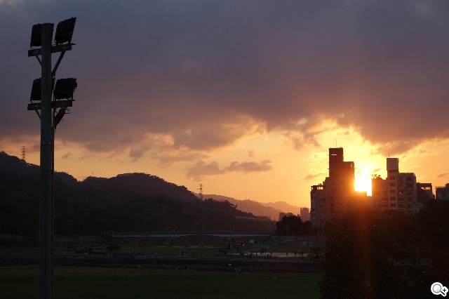 索尼QX100相機 20.2MP外掛手機 化身專業攝手