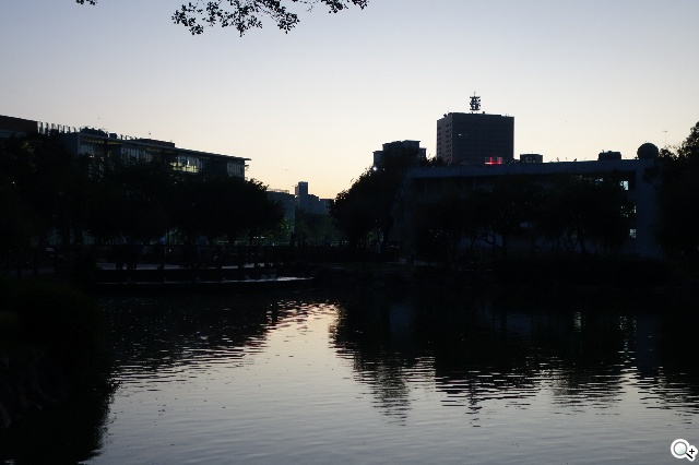 索尼QX100相機 20.2MP外掛手機 化身專業攝手