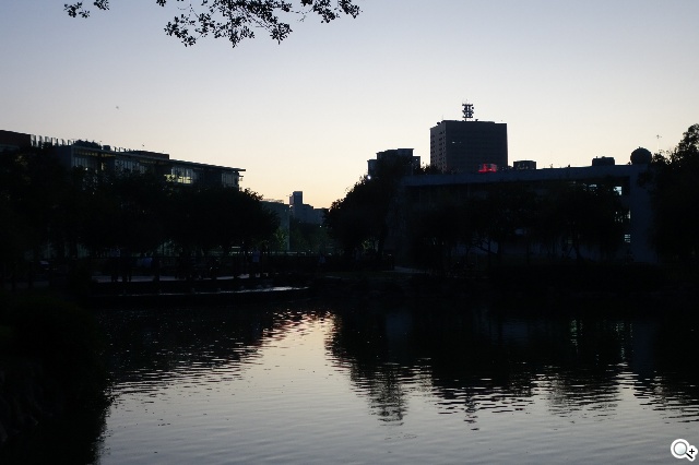 索尼QX100相機 20.2MP外掛手機 化身專業攝手