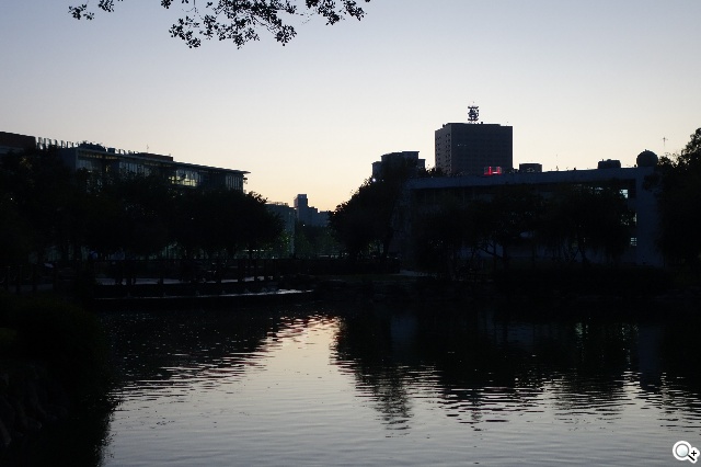 索尼QX100相機 20.2MP外掛手機 化身專業攝手