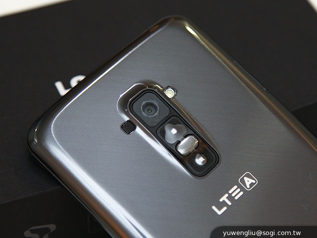 6吋可彎曲自動修復手機 LG G Flex動手玩