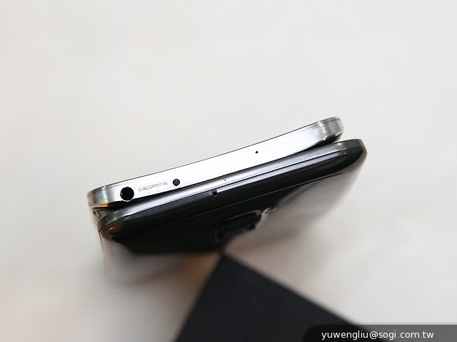 全球首款彎曲手機 三星GALAXY Round動手玩