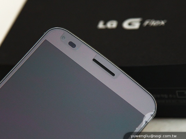 6吋可彎曲自動修復手機 LG G Flex動手玩