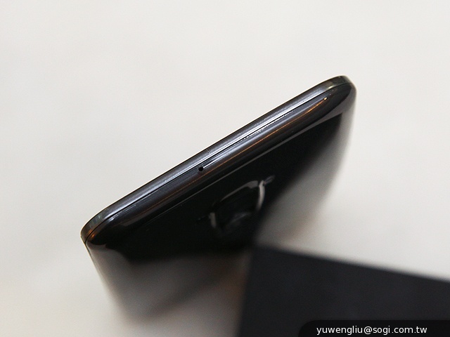 6吋可彎曲自動修復手機 LG G Flex動手玩