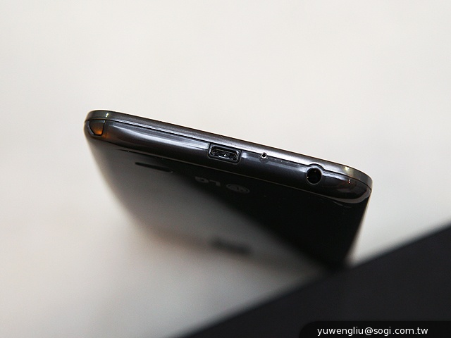 6吋可彎曲自動修復手機 LG G Flex動手玩