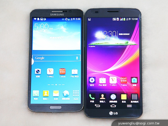 全球首款彎曲手機 三星GALAXY Round動手玩