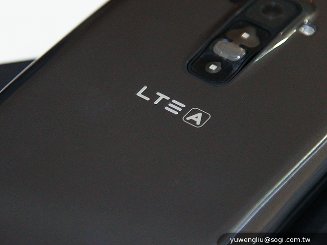 6吋可彎曲自動修復手機 LG G Flex動手玩