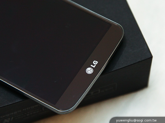 6吋可彎曲自動修復手機 LG G Flex動手玩