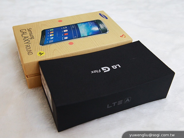 全球首款彎曲手機 三星GALAXY Round動手玩