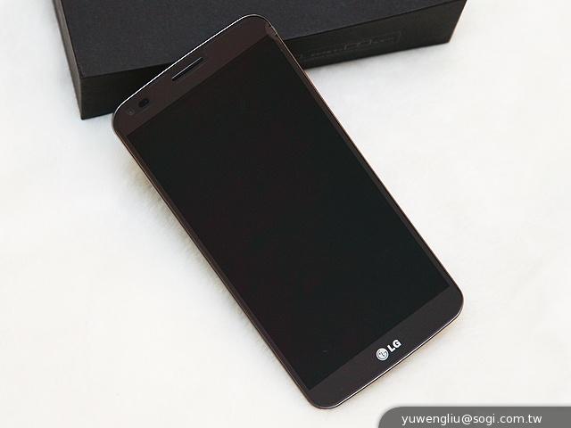 6吋可彎曲自動修復手機 LG G Flex動手玩
