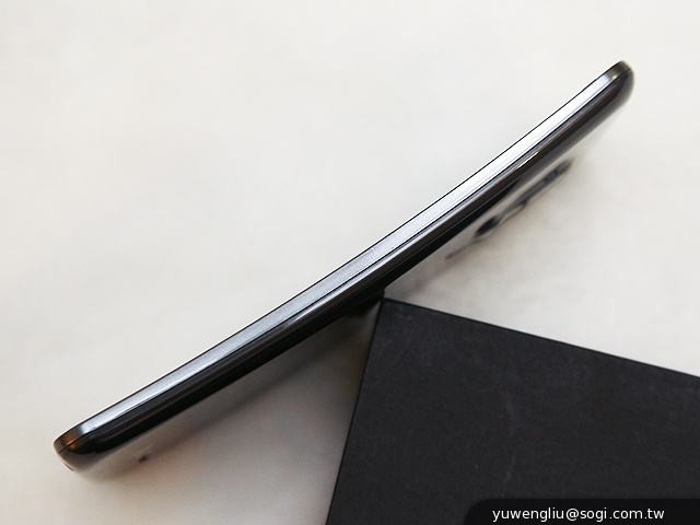 6吋可彎曲自動修復手機 LG G Flex動手玩