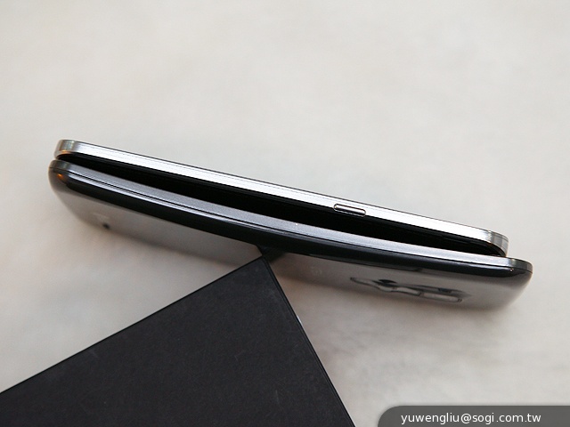 全球首款彎曲手機 三星GALAXY Round動手玩