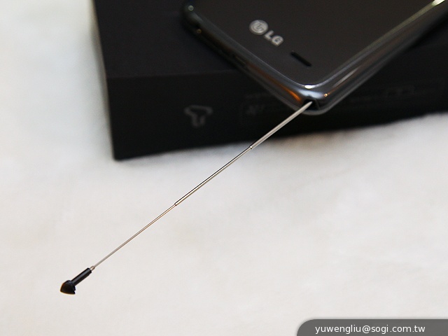 6吋可彎曲自動修復手機 LG G Flex動手玩