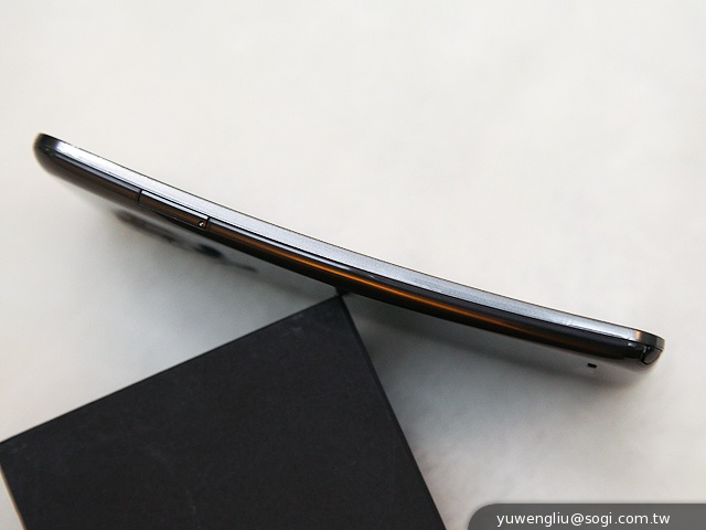 6吋可彎曲自動修復手機 LG G Flex動手玩