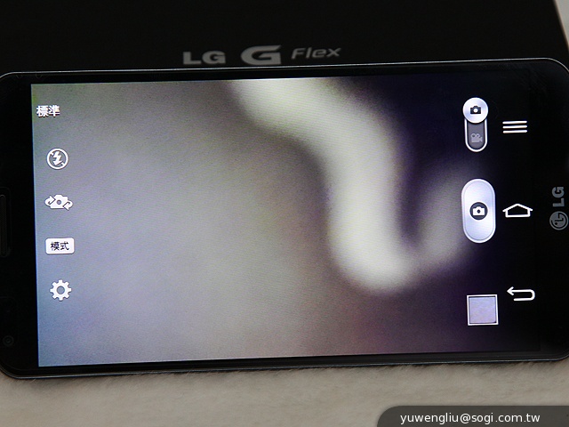 6吋可彎曲自動修復手機 LG G Flex動手玩