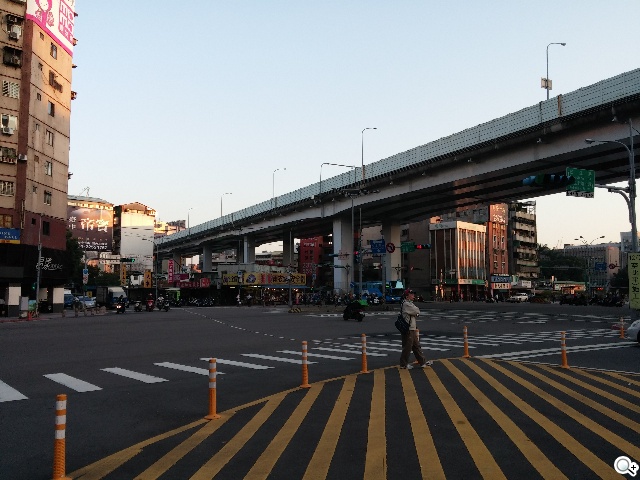 6吋可彎曲自動修復手機 LG G Flex動手玩