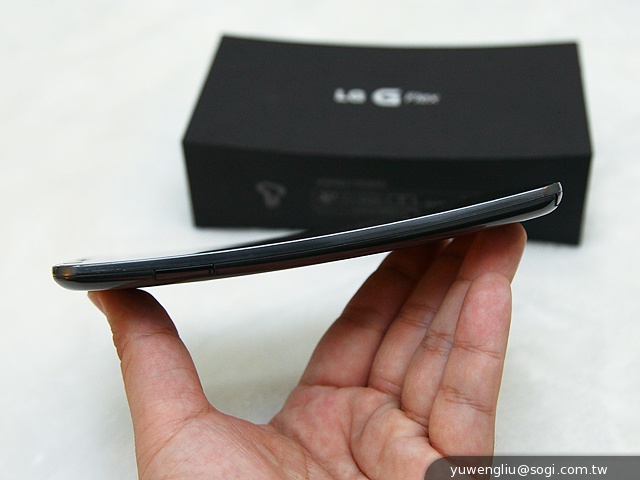 6吋可彎曲自動修復手機 LG G Flex動手玩