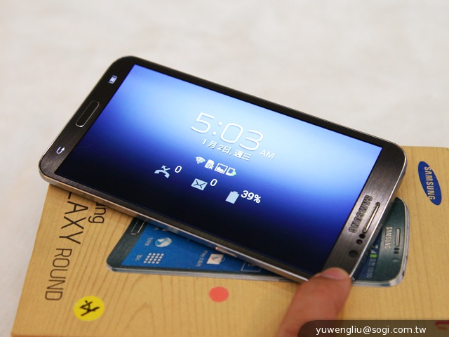 全球首款彎曲手機 三星GALAXY Round動手玩