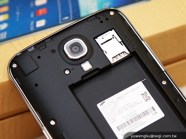 全球首款彎曲手機 三星GALAXY Round動手玩