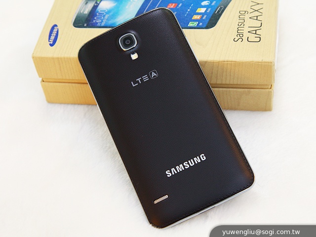 全球首款彎曲手機 三星GALAXY Round動手玩