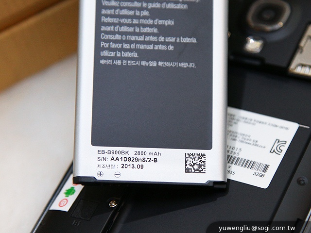 全球首款彎曲手機 三星GALAXY Round動手玩