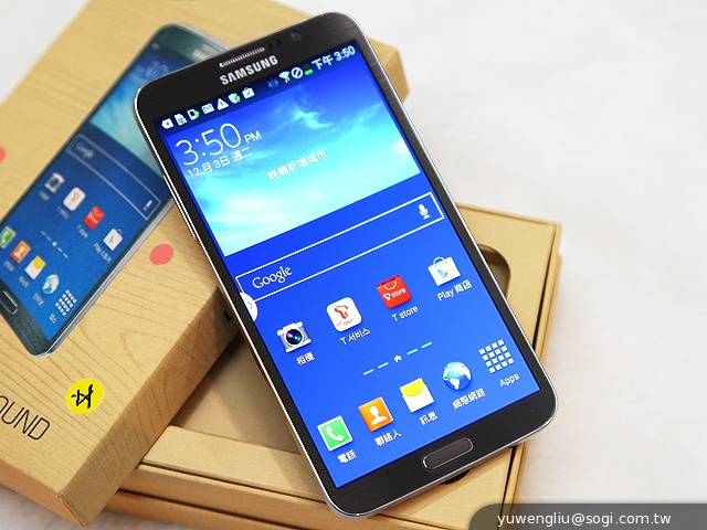 全球首款彎曲手機 三星GALAXY Round動手玩