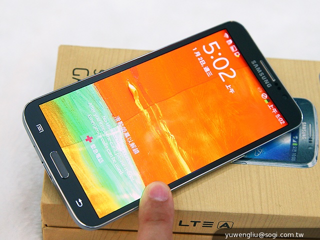 全球首款彎曲手機 三星GALAXY Round動手玩